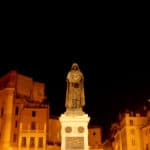 Campo dei Fiori, Rom med statuen af Giordano Bruno. Stedet synes stadig at fornemme afbrændingen 17. februar 1600. Det er som om flammerne stadig brænder og man kan lugte røgen. Foto: Taget 12. august 2007 af Enrico Francese. (CC BY-ND 2.0).