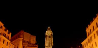 Campo dei Fiori, Rom med statuen af Giordano Bruno. Stedet synes stadig at fornemme afbrændingen 17. februar 1600. Det er som om flammerne stadig brænder og man kan lugte røgen. Foto: Taget 12. august 2007 af Enrico Francese. (CC BY-ND 2.0).