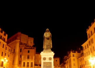 Campo dei Fiori, Rom med statuen af Giordano Bruno. Stedet synes stadig at fornemme afbrændingen 17. februar 1600. Det er som om flammerne stadig brænder og man kan lugte røgen. Foto: Taget 12. august 2007 af Enrico Francese. (CC BY-ND 2.0).