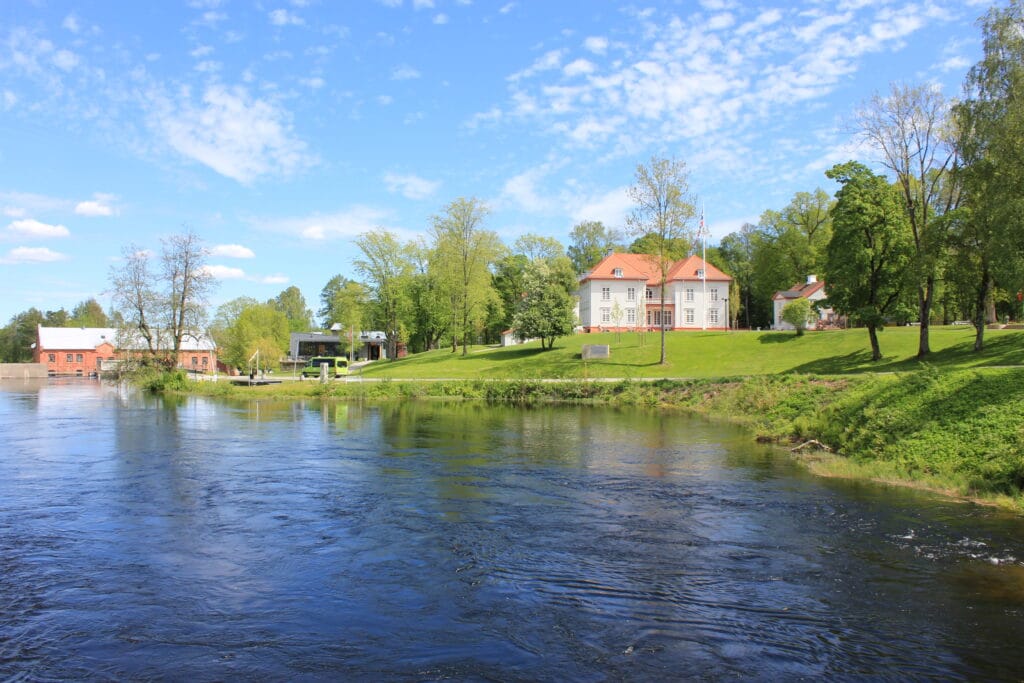 Eidsvollsbygningen ved Andelva. Foto taget 5 June 2015 af Øyvind Holmstad. (CC BY-SA 4.0)