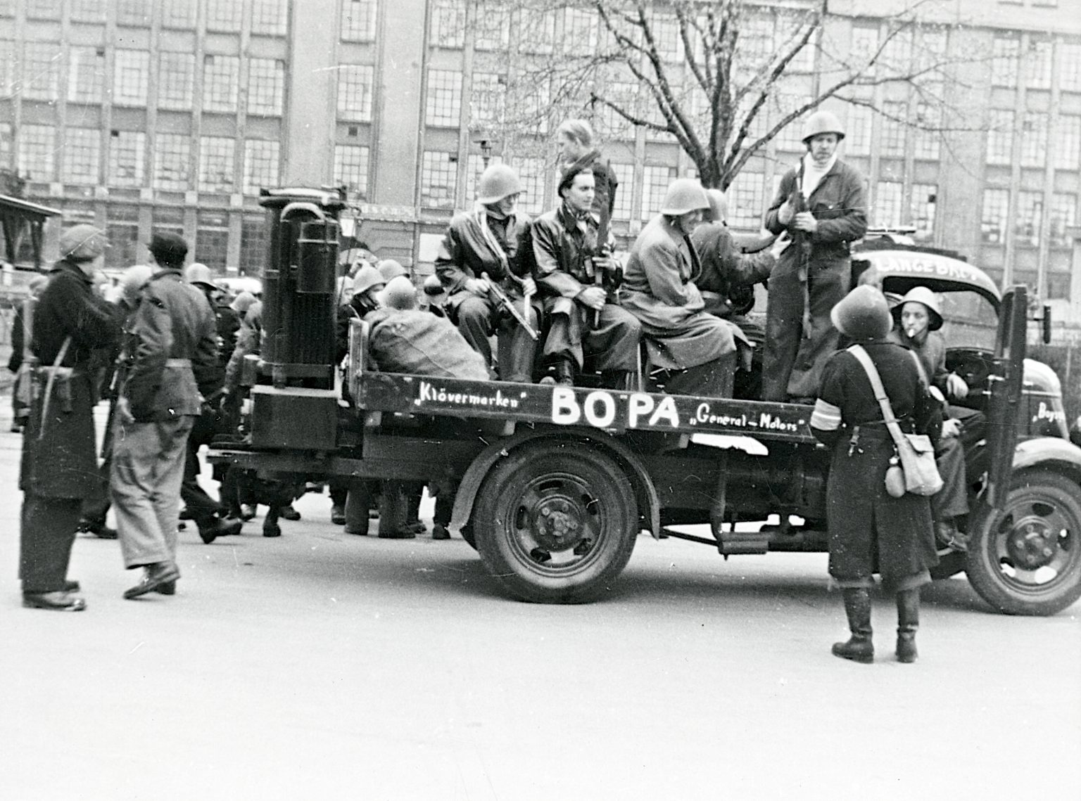 Soldater fra Frikorps Danmark marcherer ud af KB-Hallen i forbindelse med DNSAP's forårsappel d. 26. april 1942. Photo: Nationalmuseet - National Museum of Denmark (CC BY-SA 2.0)