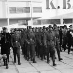 Soldater fra Frikorps Danmark marcherer ud af KB-Hallen i forbindelse med DNSAP’s forårsappel d. 26. april 1942. Photo: Nationalmuseet – National Museum of Denmark (CC BY-SA 2.0)