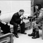 Simone Du Beauvoir, Jean-Paul Sartre og Che Guevara (udenfor billedet Antonio Núñez Jiménez ) i samtale på Cuba 1960. Foto: Alberto Korda. Public Domain.