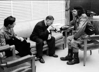 Simone Du Beauvoir, Jean-Paul Sartre og Che Guevara (udenfor billedet Antonio Núñez Jiménez ) i samtale på Cuba 1960. Foto: Alberto Korda. Public Domain.