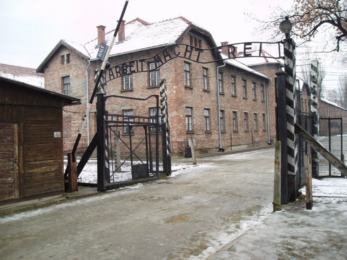 The "Arbeit macht frei" sign at the main gate of the Auschwitz I concentration camp in German-occupied Poland. Photo: Taken 27 November 2005 by Tulio Bertorini. (CC BY-SA 2.0).