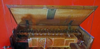 The Staffelwalze, or Stepped Reckoner, a digital calculating machine invented by Gottfried Wilhelm Leibniz around 1672 and built around 1700. It was the first known calculator that could perform all four arithmetic operations; addition, subtraction, multiplication and division. 67 cm (26 inches) long. Only two machines were made. Collection: Museum Herrenhausen Palace, Hanover, Germany. Photo: Hajotthu. (CC BY-SA 3.0).