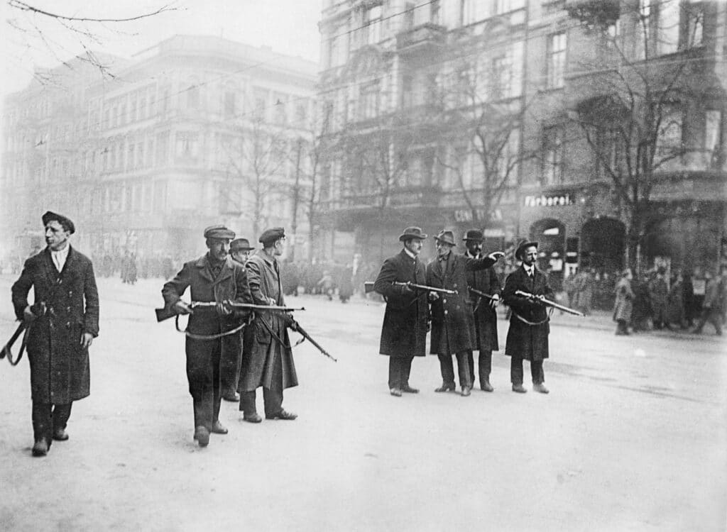 Spartacistiske oprørere, der kontroller en gade i Berlin, 1919. Photo: Ukendt. Public Domain.