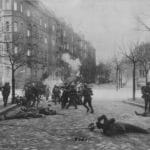 Gadekampe mellem regeringstropper og revolutionære militser i Berlin i september 1919.. Photo af Keystone/Getty Images. Public Domain.
