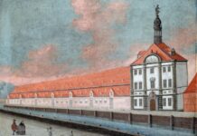 På billedet ses Takkelhuset, som var en stor magasinbygning, på et maleri fra 1749. Bygningen var formentlig tegnet af Phillip de Lange (1704-1766) og havde på den smukke pavillonbygning en statue af guden Neptun på toppen af spiret. Ukendt kunstner. Public Domain.