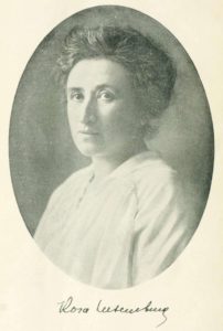 Portrait Rosa Luxemburg, etwa 1895 bis 1905 (?). Photo: Unbekannt. Public Domain.