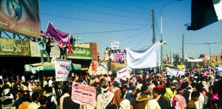 Protester i Yemen, februar 2011. Se "det arabiske forår" og februar nedenfor. Kilde: https://commons.wikimedia.org/wiki/File:Yemen_protest.jpg