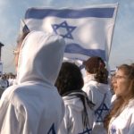 Schreenshot from the film “Defamation”, af Yoav Shamir: The films Israeli schoolchildren with banners visits the KZ-Camp Auschwitz.