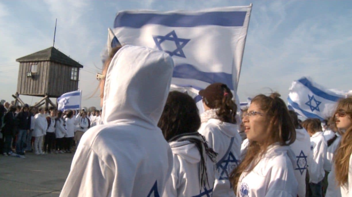 Schreenshot from the film "Defamation", af Yoav Shamir: The films Israeli schoolchildren with banners visits the KZ-Camp Auschwitz.
