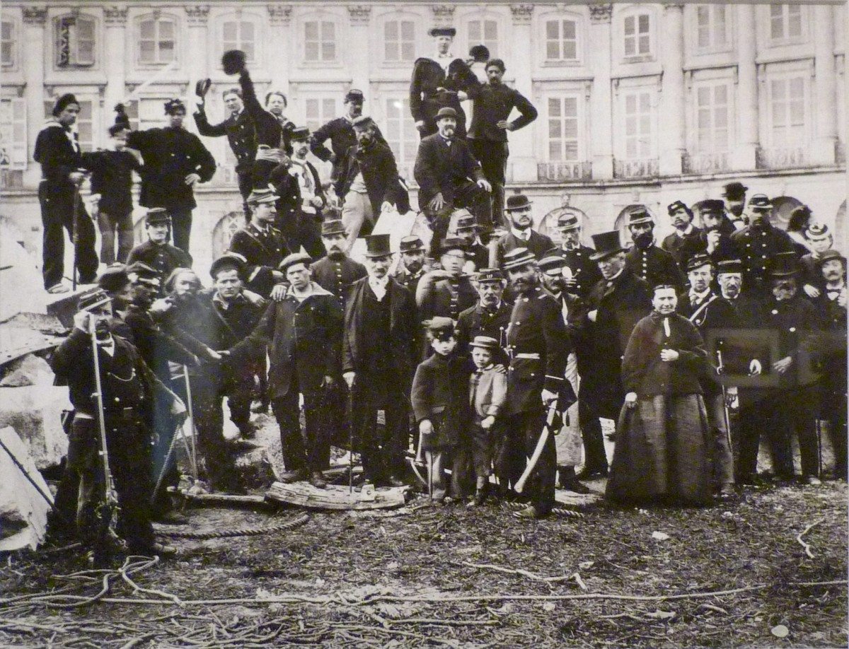 Fra nedtagningen at den kejserlige Vendome Søjle med Napoleon på toppen, som af Pariserkommunen blev betragtet som "et symbol på brutalitet, forherligelse af militarisme, det modsatte af folkeretten og sejrherrenes permanente fornærmelse af de besejrede, et evigt attentat mod det ene af republikkens 3 pricipper, broderskab." (fra Decret af Pariserkommen) May 16, 1871. Foto: Bruno Braquehais (1823-1875), Fransk fotograf og fotojournalist. Samling: Bibliothèque historique de la Ville de Paris. Public Domain.