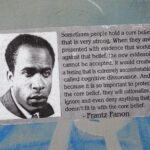 Poster on a wall with quote of Frantz Fanon. Foto: txmx 2. (CC BY-NC-ND 2.0).