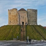 Clifford’s Tower, York, where Robert Aske (c. 1500–1537), the leader of the rebellion “the Pilgrimage of Grace”, was executed. Photo: Taken 11 December 2010 by Tim Green from Bradford. (CC BY 2.0).