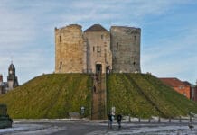 Clifford's Tower, York, where Robert Aske (c. 1500–1537), the leader of the rebellion "the Pilgrimage of Grace", was executed. Photo: Taken 11 December 2010 by Tim Green from Bradford. (CC BY 2.0).