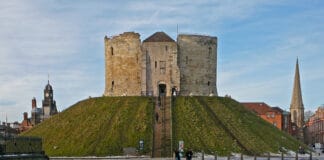 Clifford's Tower, York, where Robert Aske (c. 1500–1537), the leader of the rebellion "the Pilgrimage of Grace", was executed. Photo: Taken 11 December 2010 by Tim Green from Bradford. (CC BY 2.0).