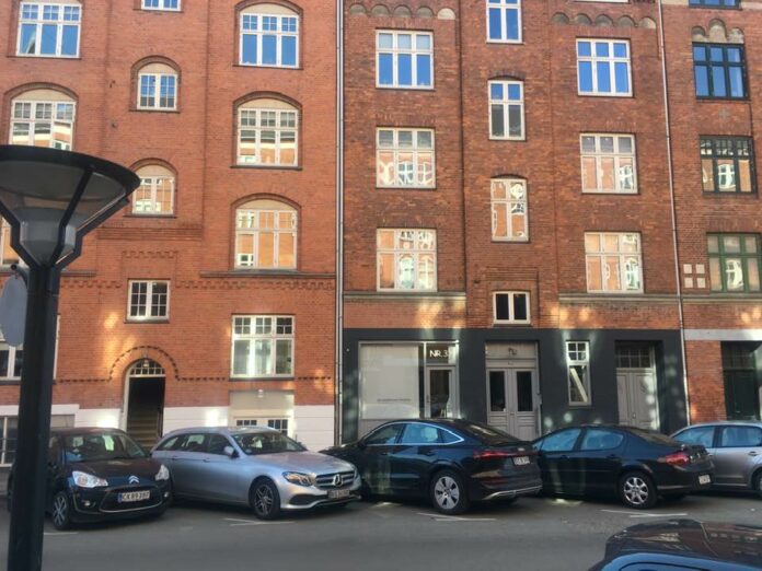Søllerødgade 33, hvor Interntionale Socialisters kontor, blev bombesprængt 16. marts 1992. I dag samme kontorer og facade, men huser et arkitektfirma. Eget foto/ JL, marts 2022.