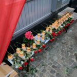 Ved manifestationen på 30-årsdagen blev der var der sat 30 lys og 30 røde roser foran Søllerødgade 33. (Foto: LundFoto)