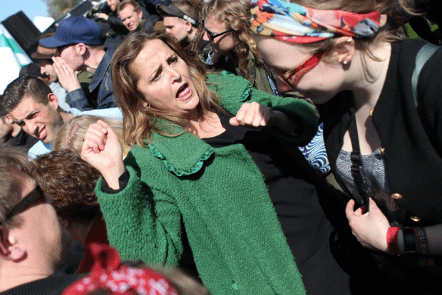 SFs minister Pia Olsen Dyhrs opførsel blev genstand for debat. Her er hun ifølge SFere igang med at forsvare sig imod fysiske overfald!! (Foto: Anders Pedersen/Monsun)
