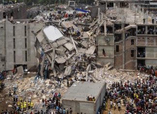 2013 Savar building collapse, Bangladesh. On Wednesday, 24 April 2013 in the Savar Upazila of Dhaka, Bangladesh where an eight-story commercial building named Rana Plaza, collapsed. The search for the dead ended on 13 May 2013 with a death toll of 1,129. 13 May 2013. Source: Flickr: Dhaka Savar Building Collapse. Foto: rijans. (CC BY-SA 2.0) Se mere 24 april 2013 nedenfor.