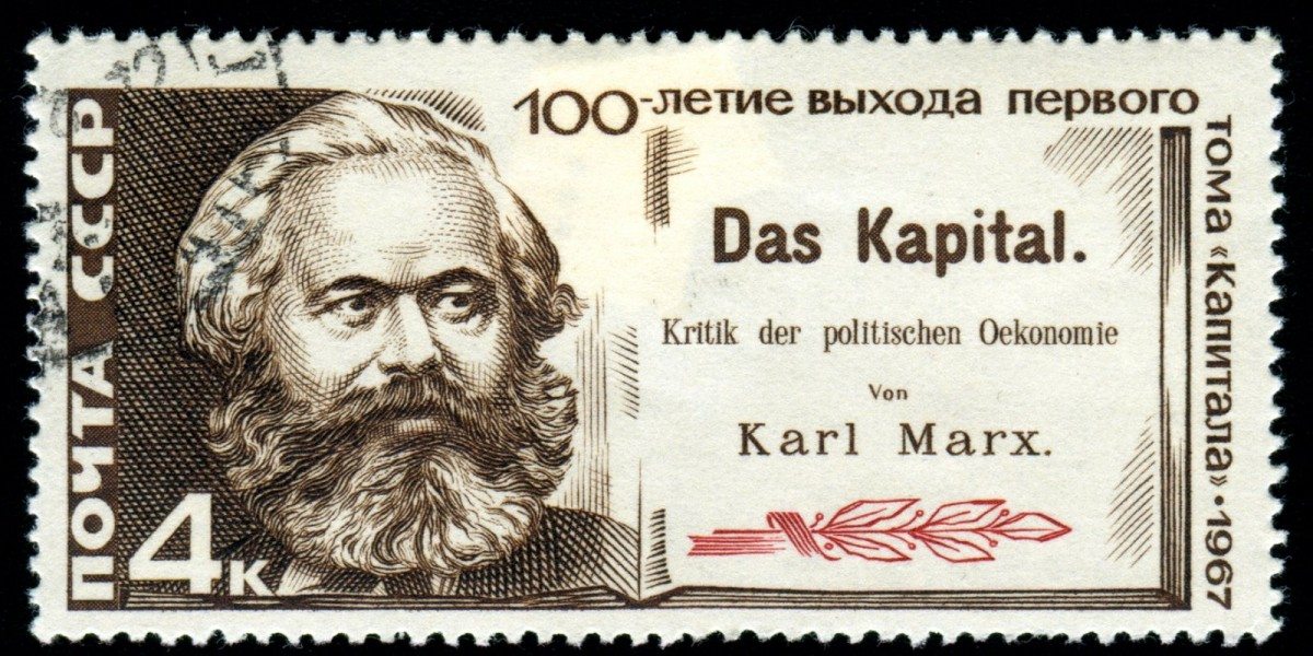 Sovjetisk frimærke med billede af Karl Marx og 1. udgaven af Das Kapital.