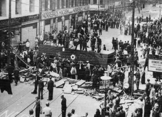 Den store barrikade på Nørrebrogade i København under folkestrejken den 30 juni 1944. Nationalmuseets arkiver. Kilde: flickr.com (CC BY-SA 2.0).