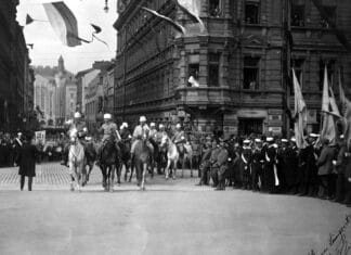 The victory parade of the White Army of Finland was held on Pohjoisesplanadi on 16.5.1918. Here, General Mannerheim and his staff ride to the statue of Runeberg to review the parade troops as they march past. Photograph by Gunnar Lönnqvist. Collection the Helsinki City Museum. (CC BY 4.0).