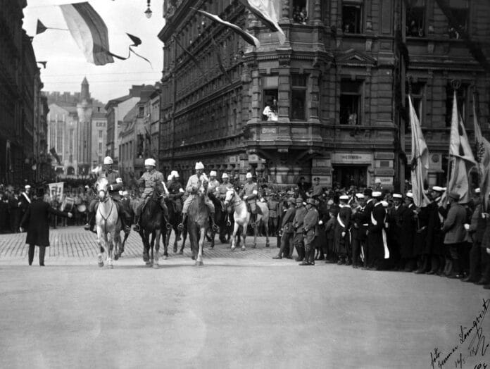 The victory parade of the White Army of Finland was held on Pohjoisesplanadi on 16.5.1918. Here, General Mannerheim and his staff ride to the statue of Runeberg to review the parade troops as they march past. Photograph by Gunnar Lönnqvist. Collection the Helsinki City Museum. (CC BY 4.0).
