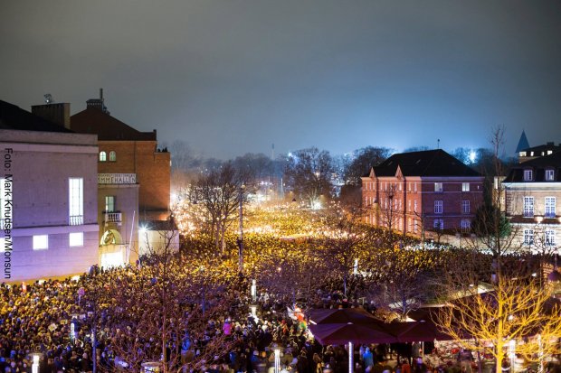 Den "nationale samlings" mindehøjtidelighed 16. februar 2015 ved Gunnar Nu Hansens Plads/Krudttønden (foto: Mark Knudsen/Monsun).