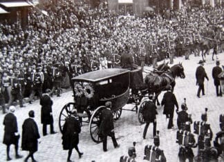 Transfer of the coffin of Victor Hugo to the Panthéon - Paris (Seine, France), 1 June 1885. From Léon and Lévy photographic collection. Photo: Anonymous. Public Domain.