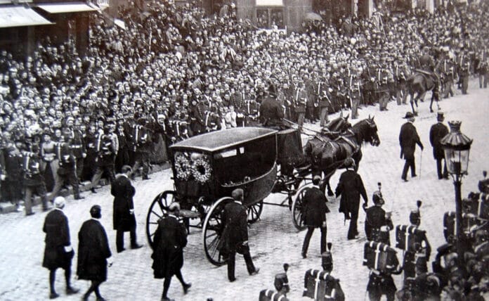 Transfer of the coffin of Victor Hugo to the Panthéon - Paris (Seine, France), 1 June 1885. From Léon and Lévy photographic collection. Photo: Anonymous. Public Domain.