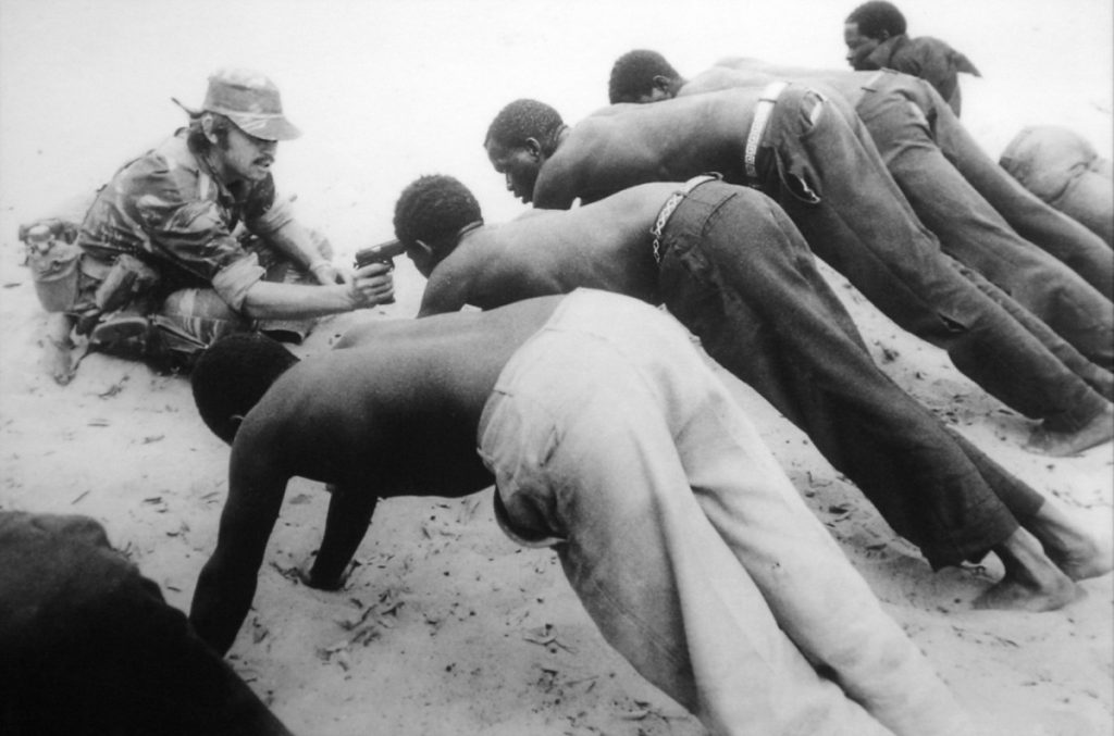 Anti-Guerrilla Operationer i Rhodesia. Sorte tortureres for at få dem til at fortælle om guerilla aktiviteter. 1977. Feature Photography, J. Ross Baughman, Associated Press 1978 Pulitzer Prize. (CC BY 2.0)