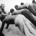 Anti-Guerrilla Operationer i Rhodesia. Sorte tortureres for at få dem til at fortælle om guerilla aktiviteter. 1977. Feature Photography, J. Ross Baughman, Associated Press 1978 Pulitzer Prize. (CC BY 2.0)