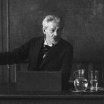 Screenshot fra den danske stumfilm “Professor Georg Brandes paa Universitetets Katheder” med Georg Brandes, der taler på Københavns Universitet i 1912. Fotograf: Ukendt. Public Domain.