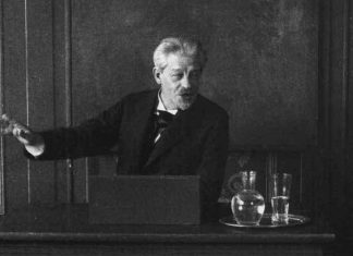 Screenshot fra den danske stumfilm "Professor Georg Brandes paa Universitetets Katheder" med Georg Brandes, der taler på Københavns Universitet i 1912. Fotograf: Ukendt. Public Domain.