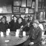 Woody Guthrie in McSorley’s, Manhattan, 1943. Photo: D. Smith. (CC BY-NC 2.0).