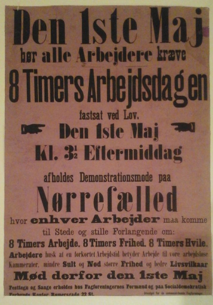 1. maj-optog år 1900. I midten banner med det historiske 3 x 8-krav: 8 timers arbejder, 8 timers fritid, 8 timers hvile.. Foto: Ukendt.