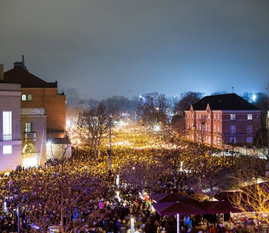 Den "nationale samlings" mindehøjtidelighed 16. februar 2015 ved Gunnar Nu Hansens Plads/Krudttønden (foto: Mark Knudsen/Monsun)