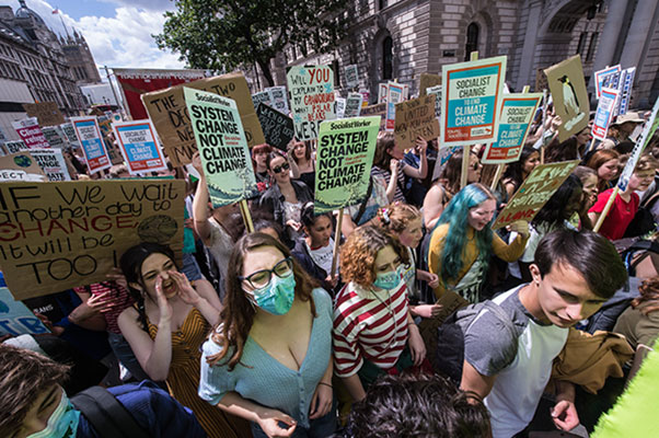 Climate strikers demanding justice for the planet. (Pic: Guy Smallman). Kilde: https://socialistworker.co.uk/art/48608/Strike+to+stop+climate+chaos