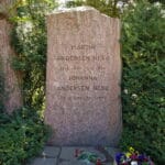 Martin Andersen Nexø gravsten på Assistens Kirkegård i København. Foto taget 5. maj 2018 af Kigsz. (CC BY-SA 4.0).
