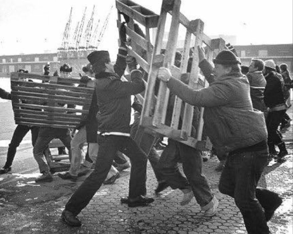 ".. flere voldsomme kampe mellem politi og arbejdere i alle store havne og ved landegrænsen i forbindelse med blokader"  Foto:Henrik Saxgren  - Bringes med tilladelse af fotografen.