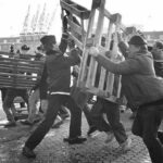 “.. flere voldsomme kampe mellem politi og arbejdere i alle store havne og ved landegrænsen i forbindelse med blokader”  Foto:Henrik Saxgren  – Bringes med tilladelse af fotografen.