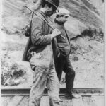 To vagabonder, der går langs jernbanespor, efter at være blevet smidt af et tog, Foto: Ukendt. Public Domain. Samling: Library of Congress.