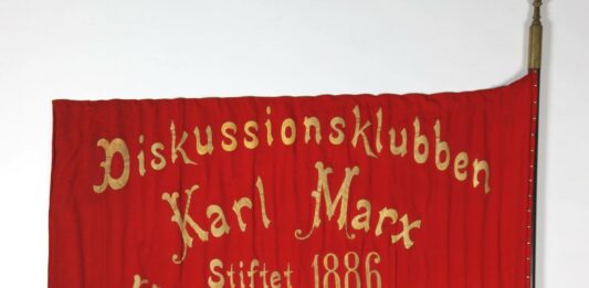 Banner of the debate society "Karl Marx" founded in 1886 to promote study of socialist theory and to educate agitators and speakers inside the labour movement, with the slogan: Kundskab er magt (Knowledge is power). They organised readings of Marx' writings in Denmark (i.e. Copenhagen) and that got thereby more organised. In the 1880's it was mainly younger and not so moderate workers, who were active in the society, and the society became the meeting point of the party's left wing opposition. The peak of the society was 1886 - 1911, in this period 737 speeches/lectures were delivered (roughly weekly!). The society stopped in 1952. Photo from the Danish "Arbejdermuseet" (The Workers Museum).