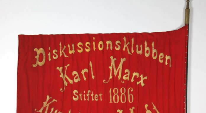 Banner of the debate society "Karl Marx" founded in 1886 to promote study of socialist theory and to educate agitators and speakers inside the labour movement, with the slogan: Kundskab er magt (Knowledge is power). They organised readings of Marx' writings in Denmark (i.e. Copenhagen) and that got thereby more organised. In the 1880's it was mainly younger and not so moderate workers, who were active in the society, and the society became the meeting point of the party's left wing opposition. The peak of the society was 1886 - 1911, in this period 737 speeches/lectures were delivered (roughly weekly!). The society stopped in 1952. Photo from the Danish "Arbejdermuseet" (The Workers Museum).